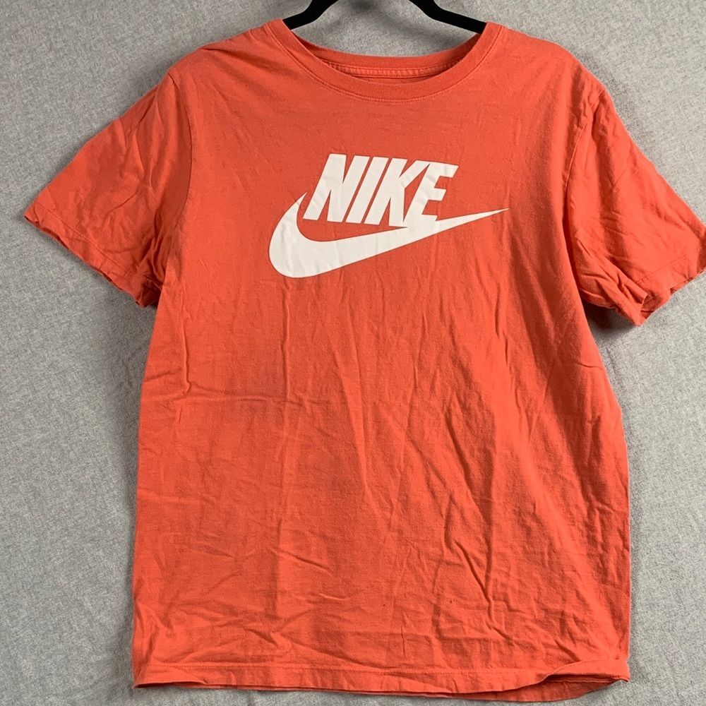 NIKE | M  UNISEX CASUAL SS T SHIRT | ORANGE NIKE SWOOSH GRAPHIC